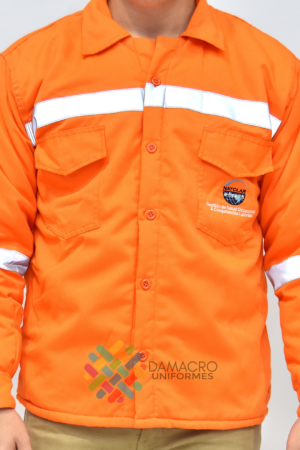 Descubre la durabilidad del Camisaco en Drill Nuevo Mundo 384. Confección en 100% algodón, micropolar interno, detalles premium y logotipo bordado. ¡Compra calidad ahora!